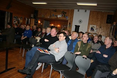 Fullsatt i Korpshuset under folkemøtet 6. mars. Foto: Marit Mjøen