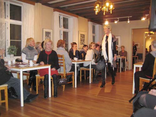 Kristin Stor�ien viser kl�r fra Bonny.