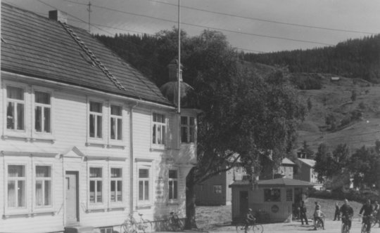 117_Fernies_plass_mot_kiosken_og_tannlege_R__hme_huset_1.jpg